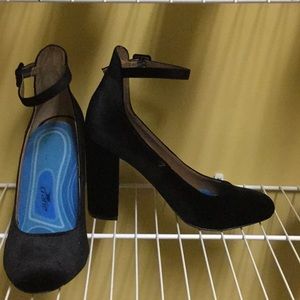 Like new Steve Madden Velvet Vivi Black pumps
